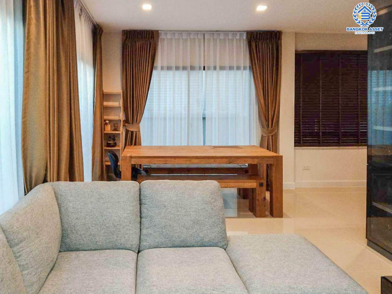 บ้านมือสอง ม.เวนิว พระราม9 หลังมุม เนื้อที่ 51.4 ตร.ว. ฟังก์ชัน 3 ห้องนอน 3 ห้องน้ำ จอดรถได้ 2 คัน บนทำเลเชื่อมต่อหลายเส้นทาง ถ.ศรีนครินทร์, ถ.กรุงเทพกรีฑา, ถ.ร่มเกล้า, ถ.รามคำแหง ใกล้ทางด่วน "ทับช้าง มอเตอร์เวย์" และ ทางด่วน ศรีรัช และแฟชั่นไอส์แลนด์...